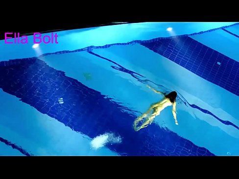 ❤️ Ik kin net ophâlde te sjen, jonge blonde fongen neaken swimmen yn ELLA BOLT resort pool ️ Porno by wy