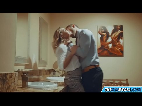 ❤️ As in busty blonde jo ferliedt yn in iepenbier toilet ️ Porno by wy